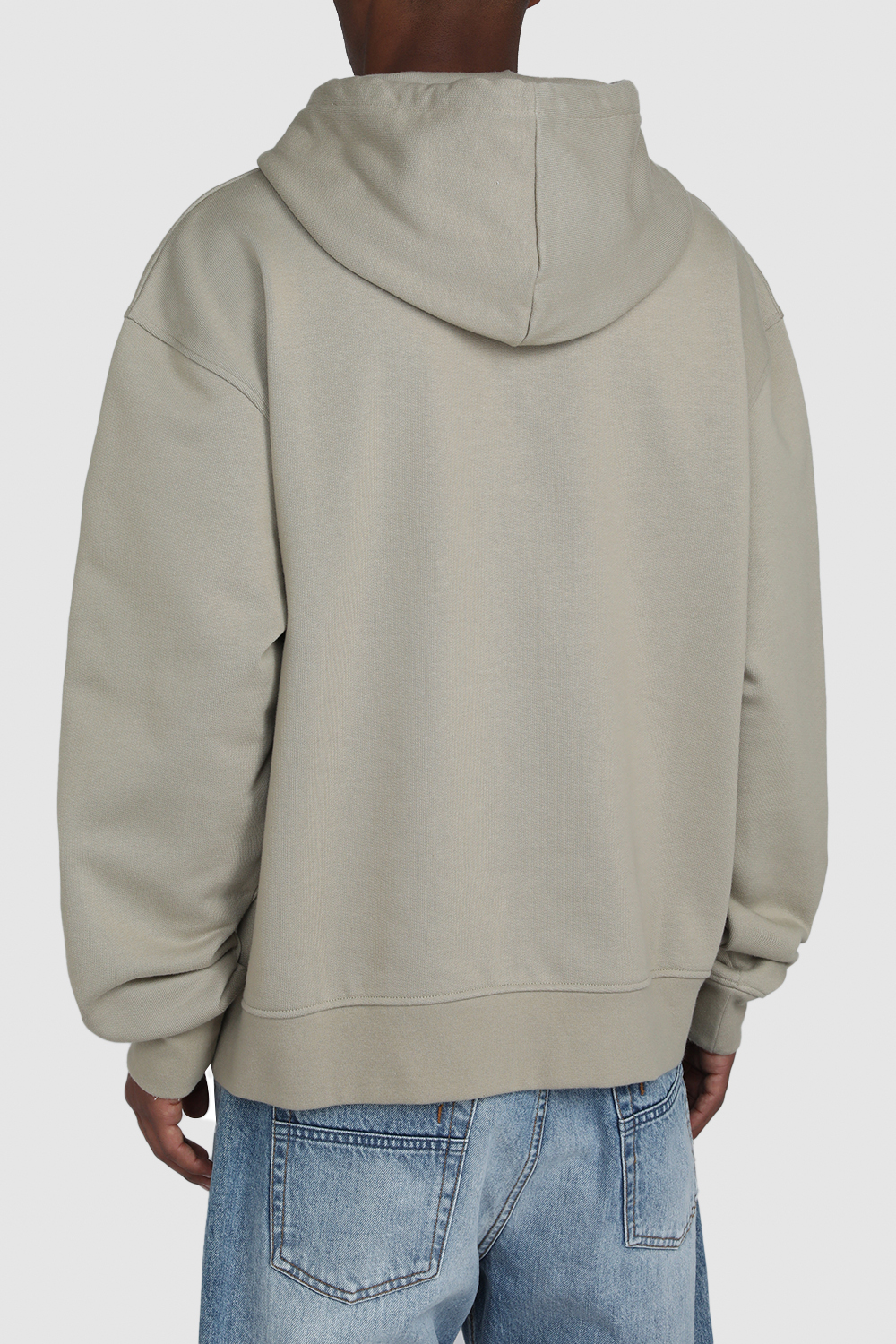 תמונת תקריב דוגמן של סווטשירט קפוצ'ון