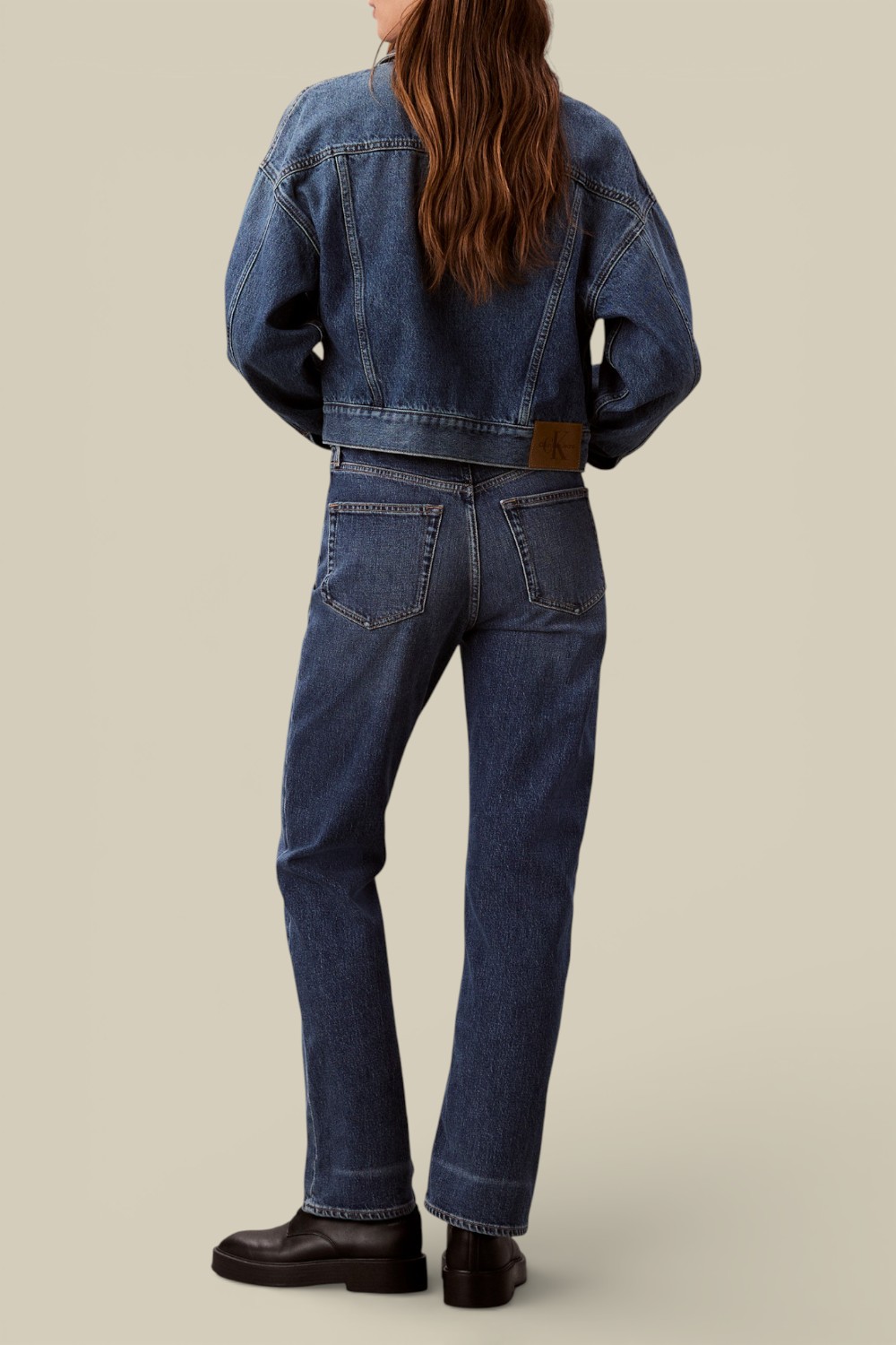 תמונת דוגמן אחורית של מכנסי ג'ינס בגזרה ישרה