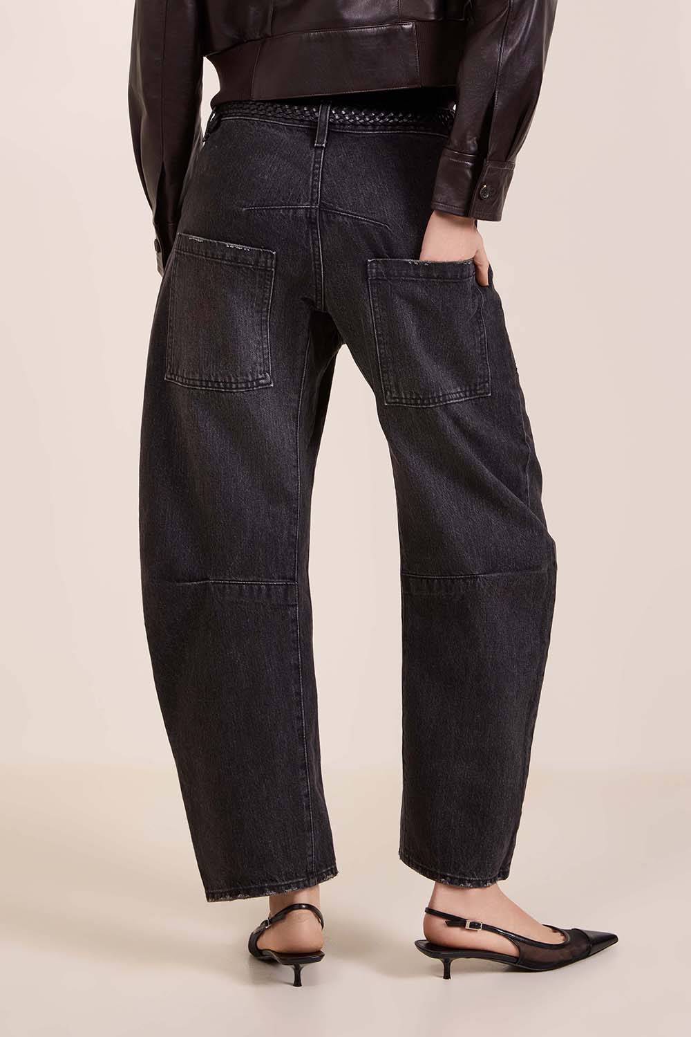 תמונת דוגמן אחורית של מכנסי ג'ינס בגזרת ברל