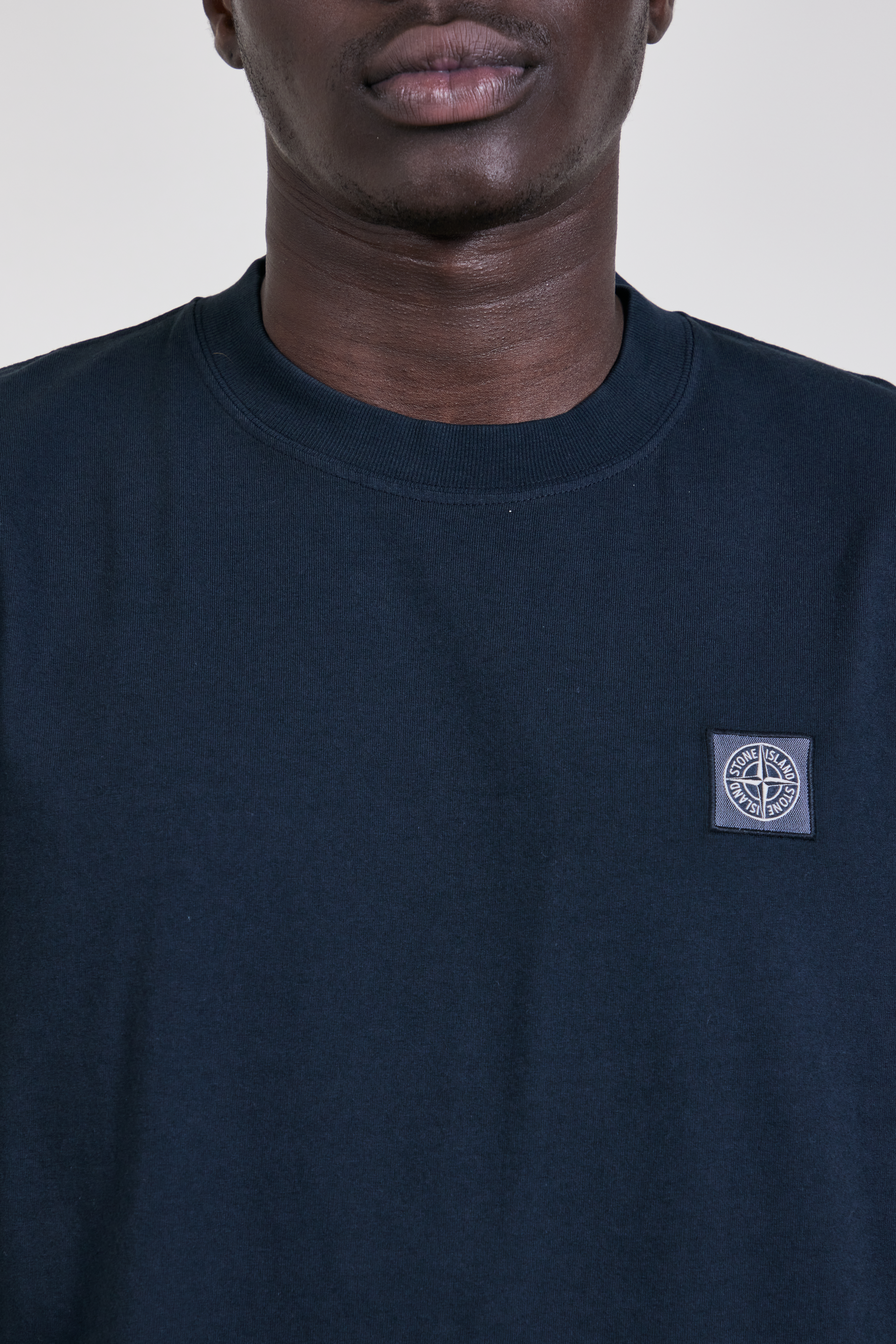 תמונת תקריב דוגמן של חולצת טי בגזרה ישרה