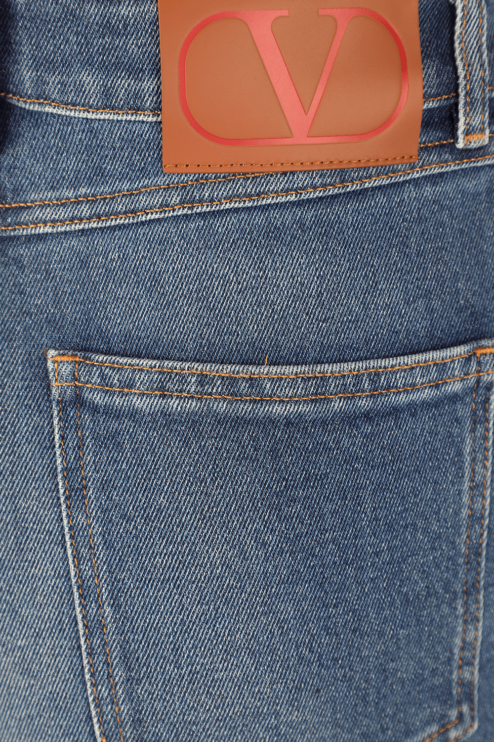 תמונת תקריב של מכנסי גי'נס בגזרה ישרה בשטיפה בינונית