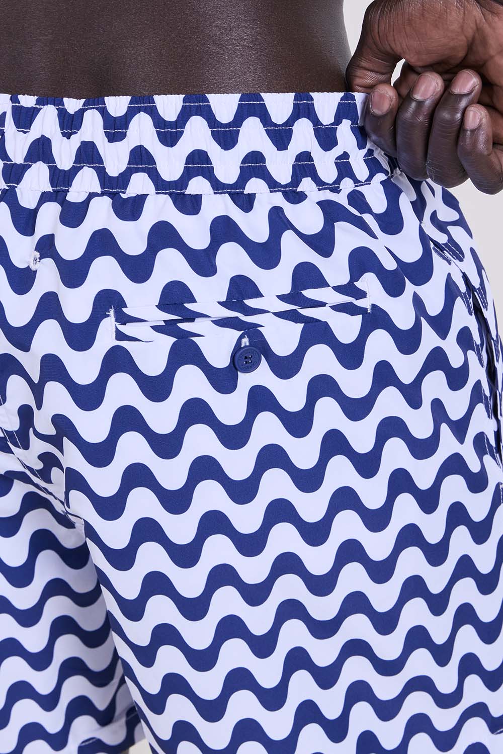 תמונת תקריב דוגמן של מכנסי בגד ים