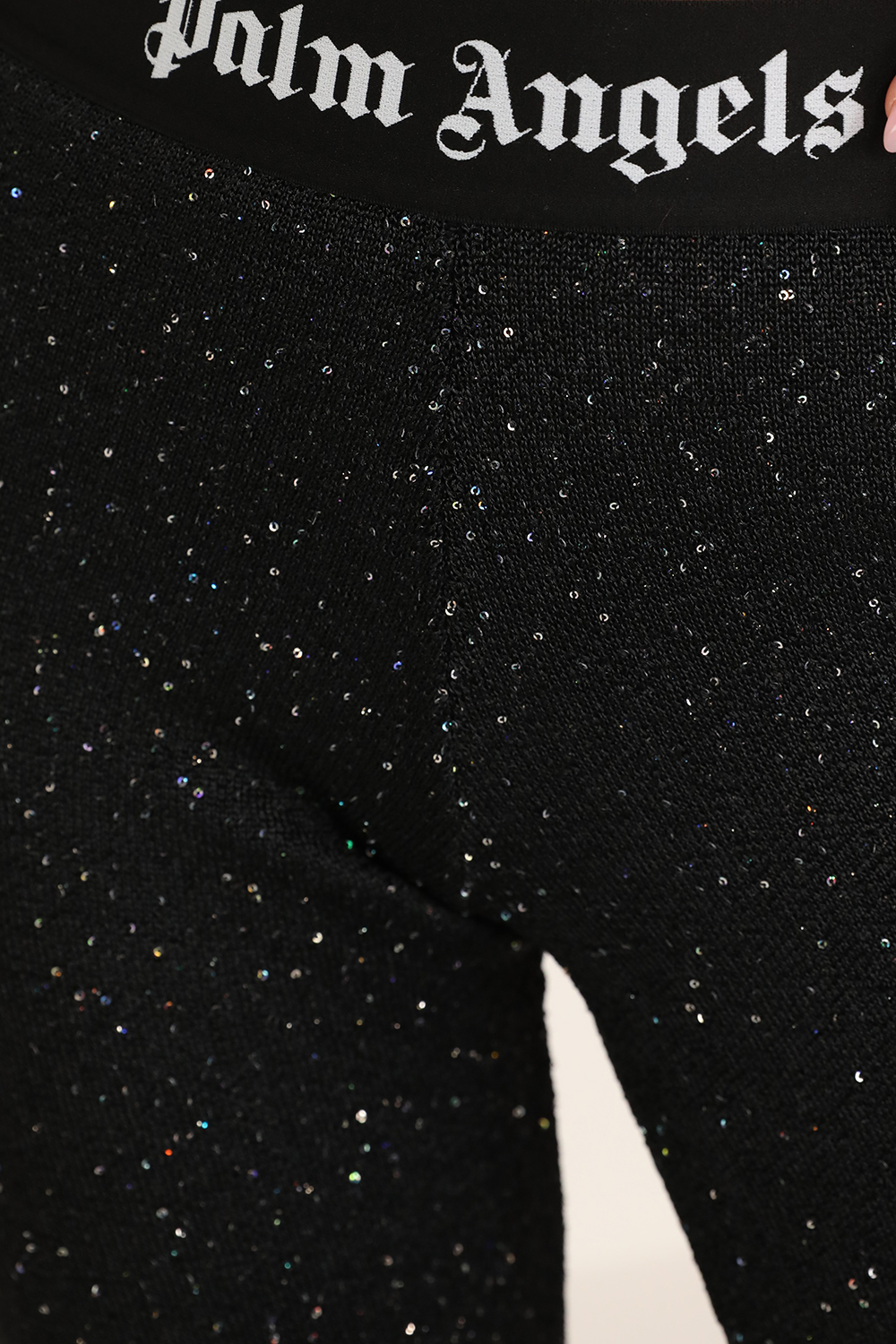 תמונת תקריב דוגמן של מכנסיים ארוכים מתרחבים עם פייטים