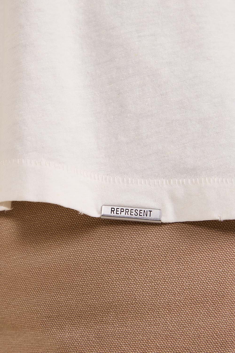 תמונת תקריב דוגמן של חולצת טי דו-צדדית