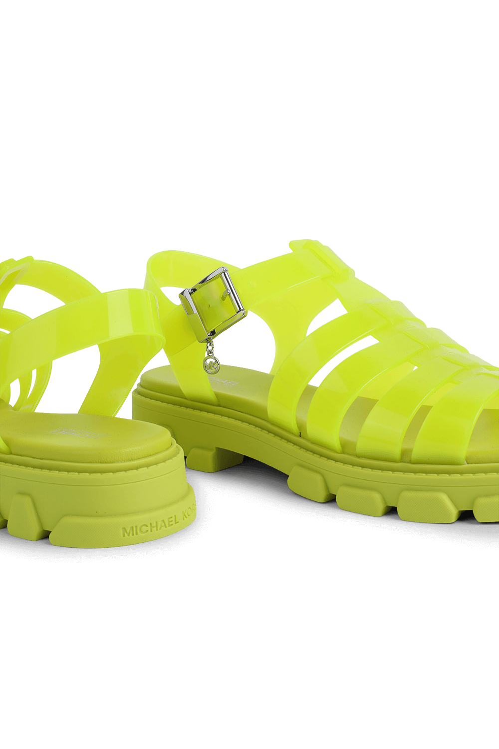 תמונת תקריב של סנדלי פי וי סי שטוחים 