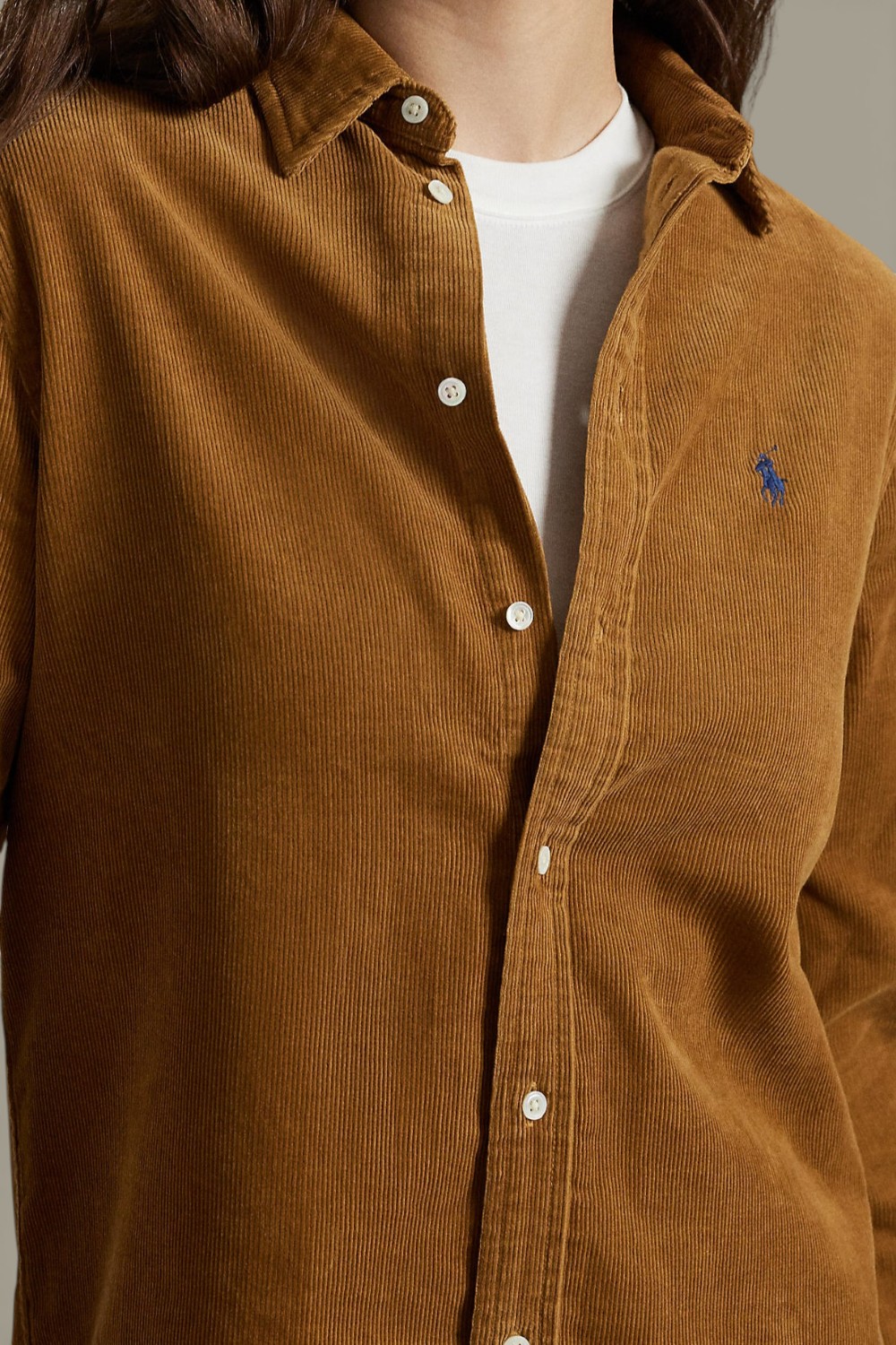 תמונת תקריב דוגמן של חולצת כפתורים ארוכה