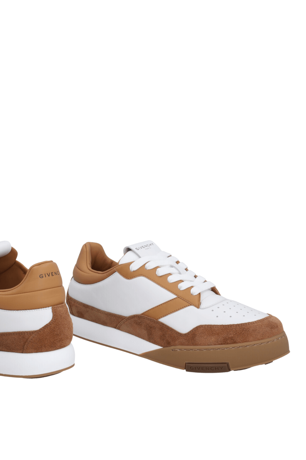 תמונת תקריב של נעלי סניקרס