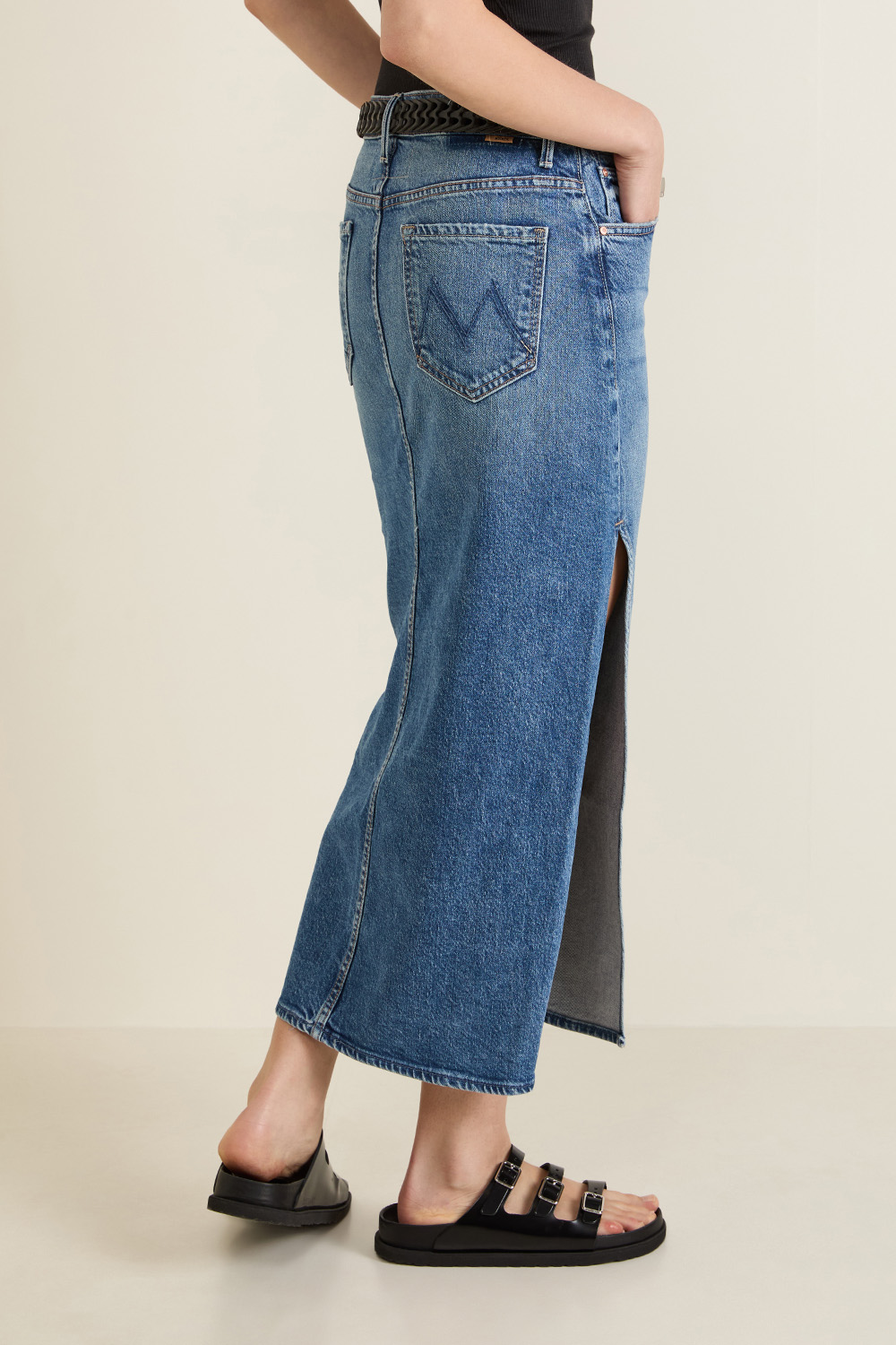 תמונת דוגמן אחורית של חצאית ג'ינס מידי