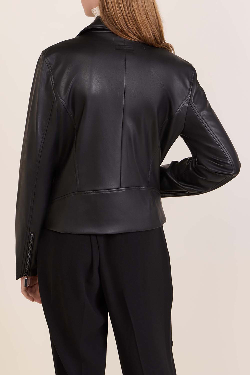 תמונת דוגמן אחורית של ז'קט מעור טבעוני