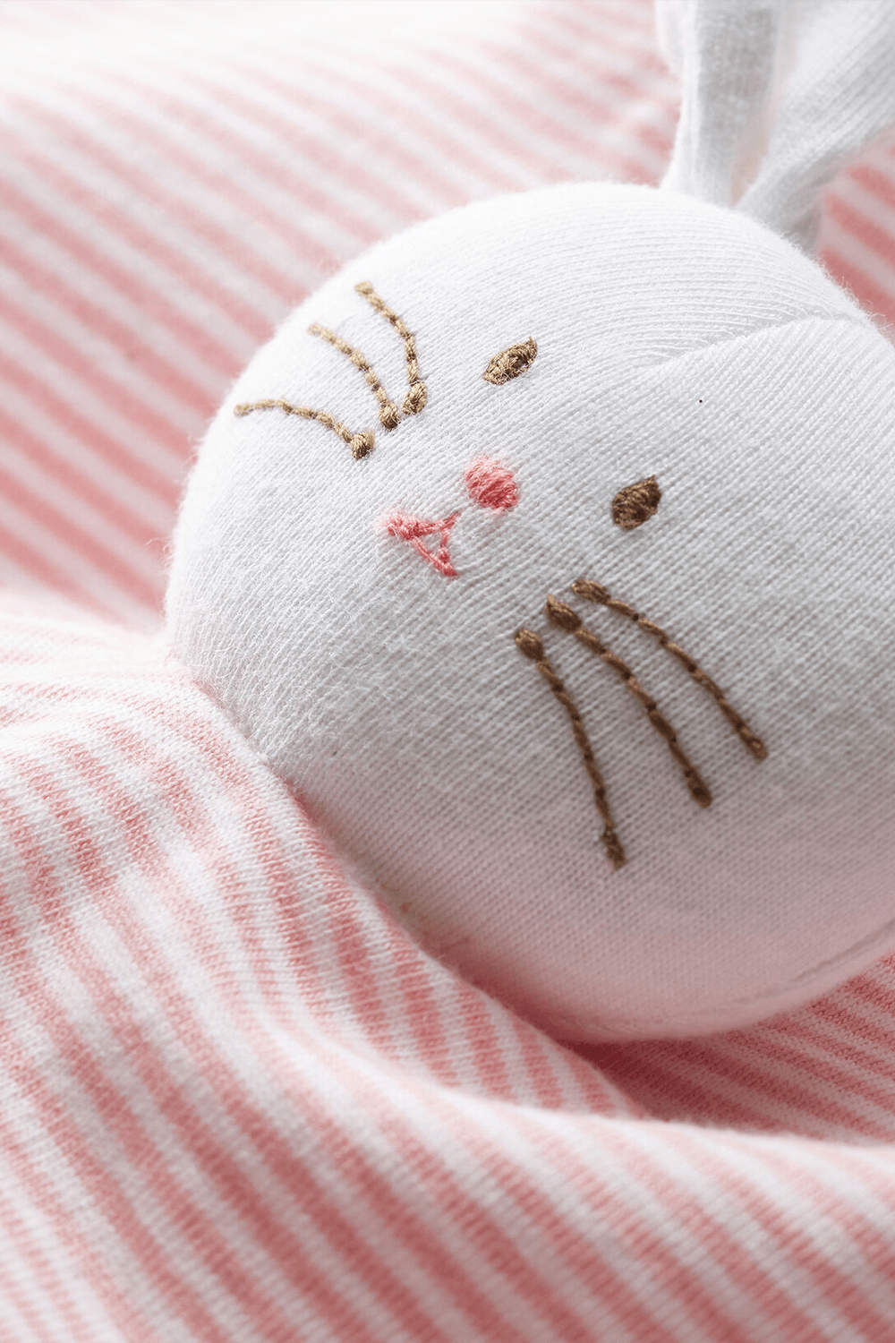 תמונת תקריב של בובת ארנב בורוד ולבן