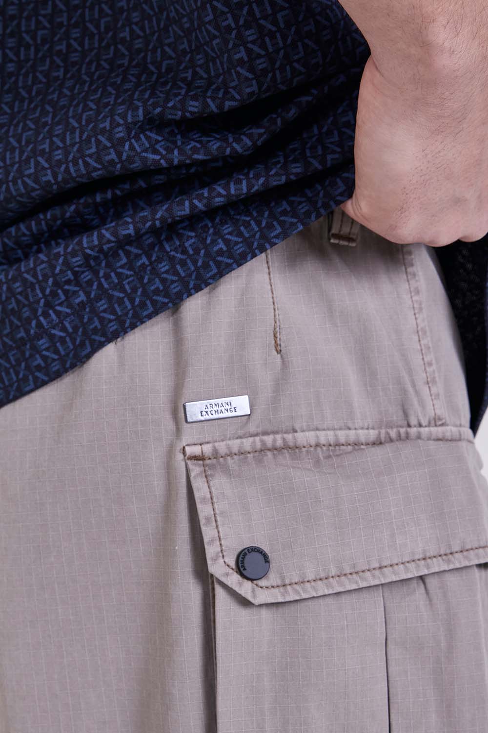 תמונת תקריב דוגמן של מכנסי קרגו קצרים