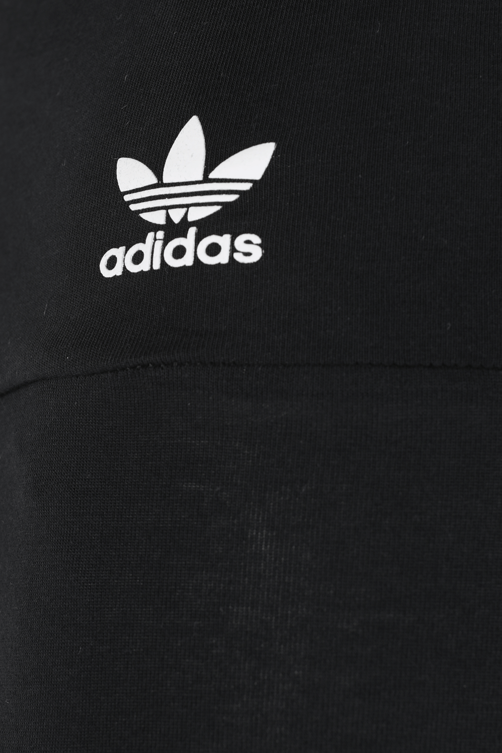 תמונת תקריב של מכנסי טייץ גבוהים שחורים עם לוגו