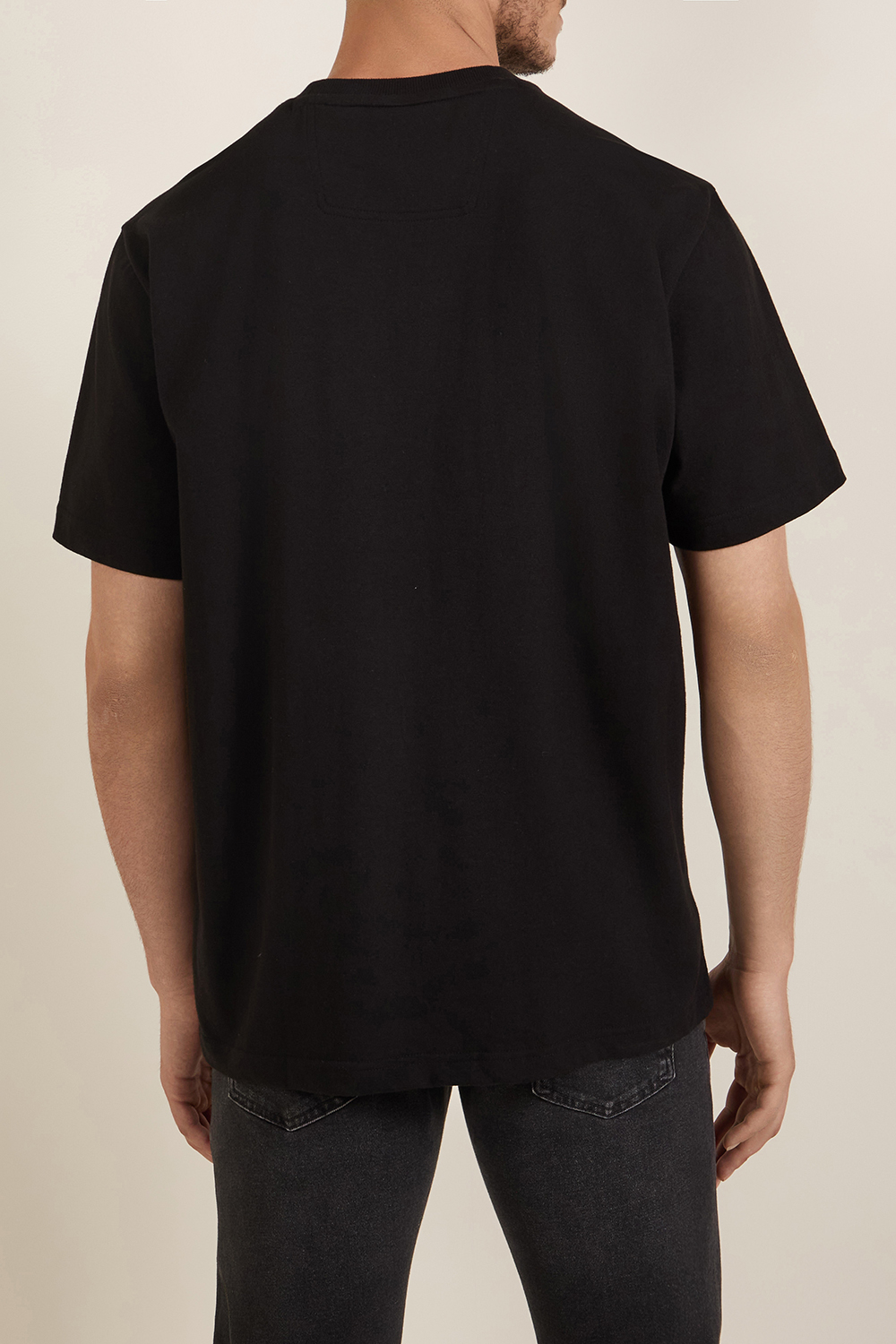 תמונת דוגמן אחורית של חולצת טי