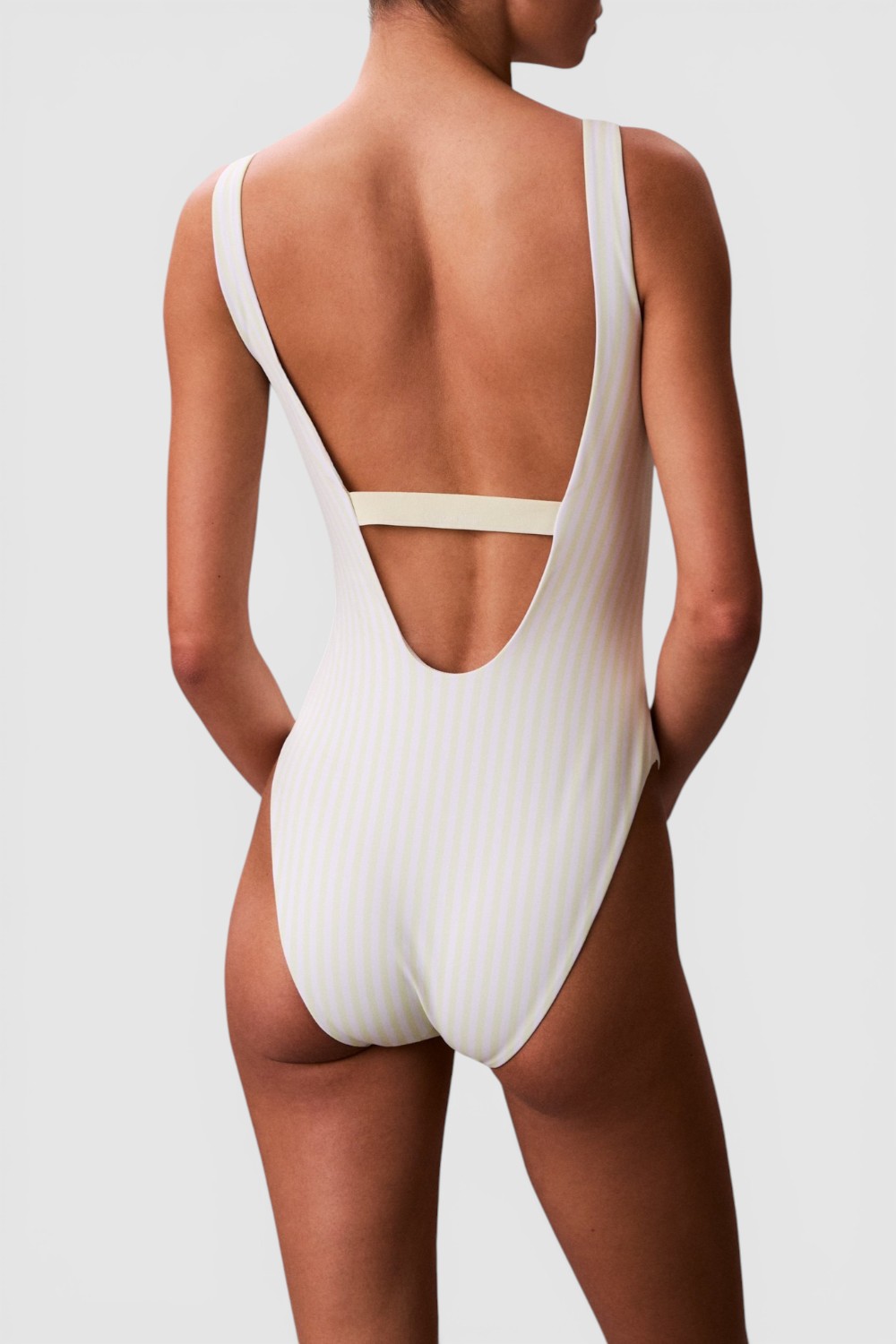 תמונת דוגמן אחורית של בגד ים שלם