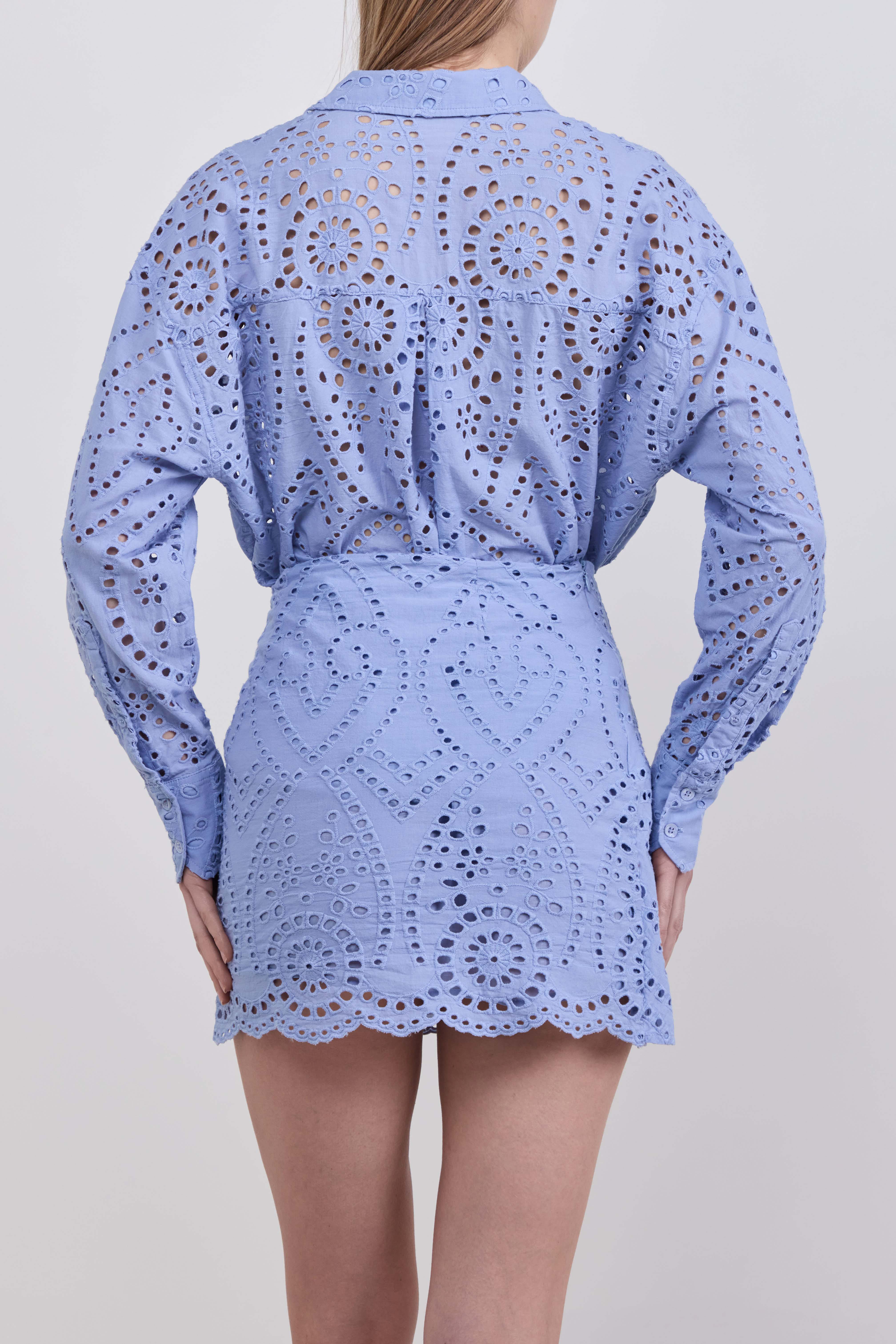 תמונת דוגמן אחורית של חולצה מכופתרת אוברסייז