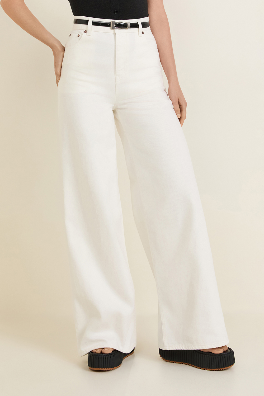 תמונת דוגמן קידמית של מכנסי ג'ינס רחבים