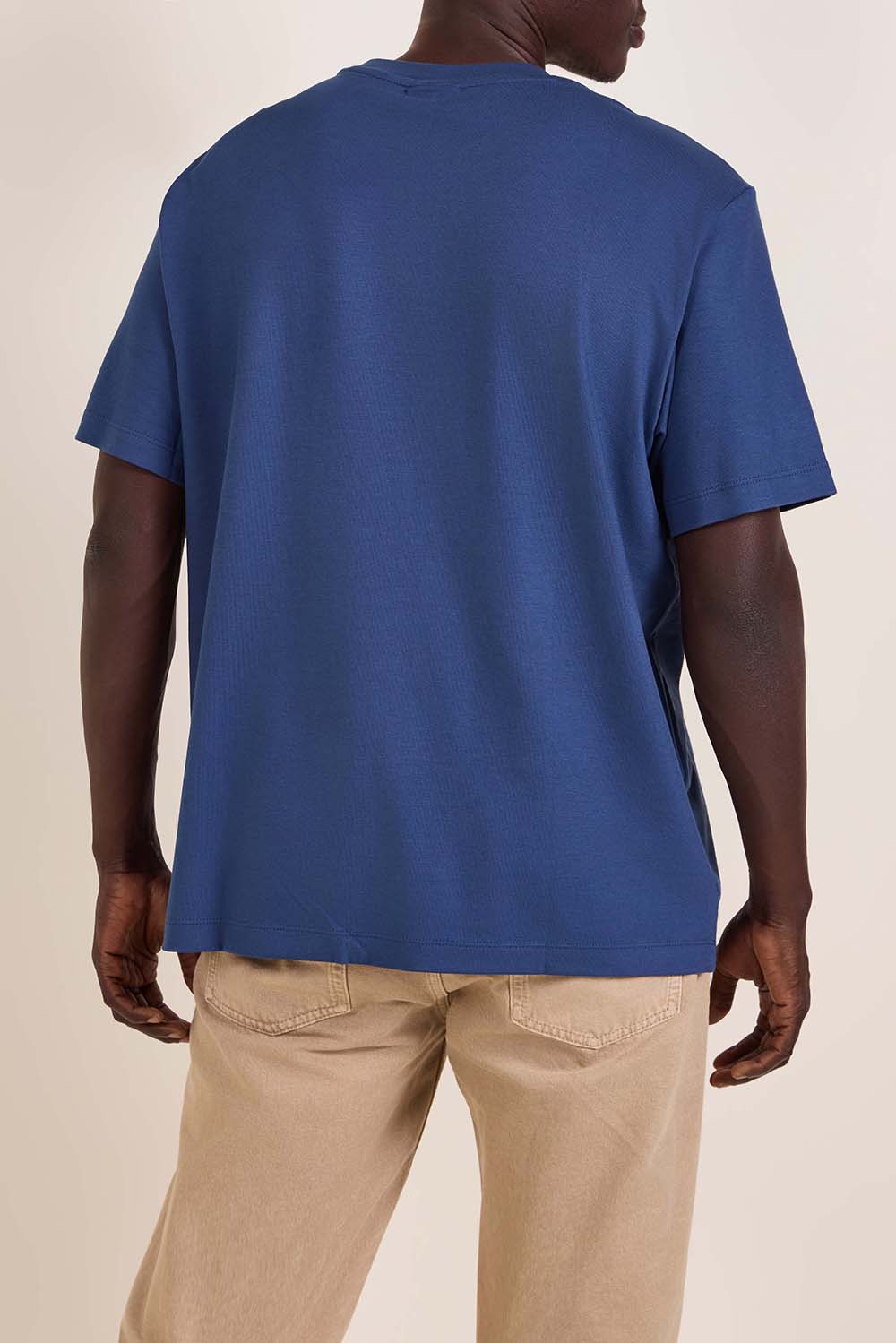 תמונת דוגמן אחורית של חולצת טי