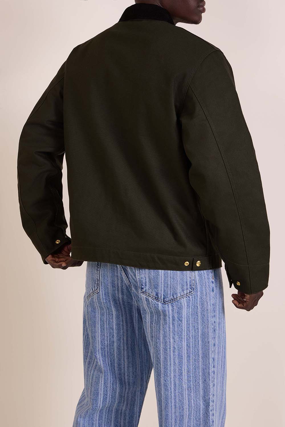 תמונת דוגמן אחורית של ז'קט בגזרה משוחררת