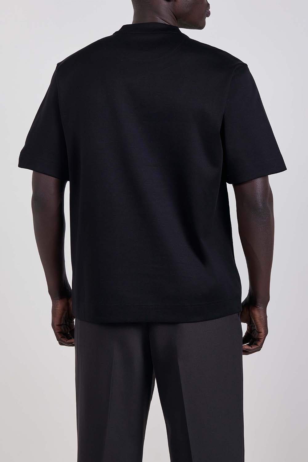 תמונת דוגמן אחורית של חולצת טי