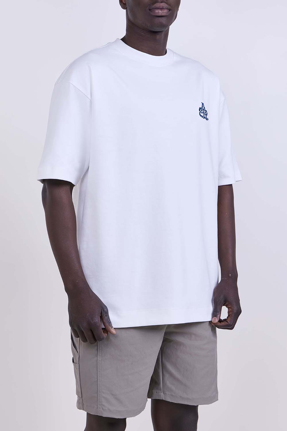 תמונת דוגמן קידמית של חולצת טי אוברסייז