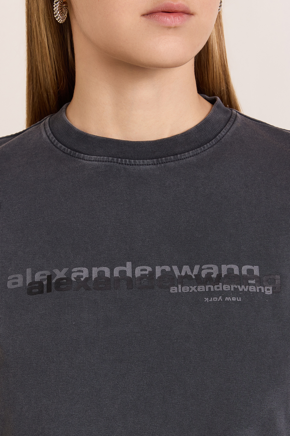 תמונת תקריב דוגמן של חולצת טי קרופ