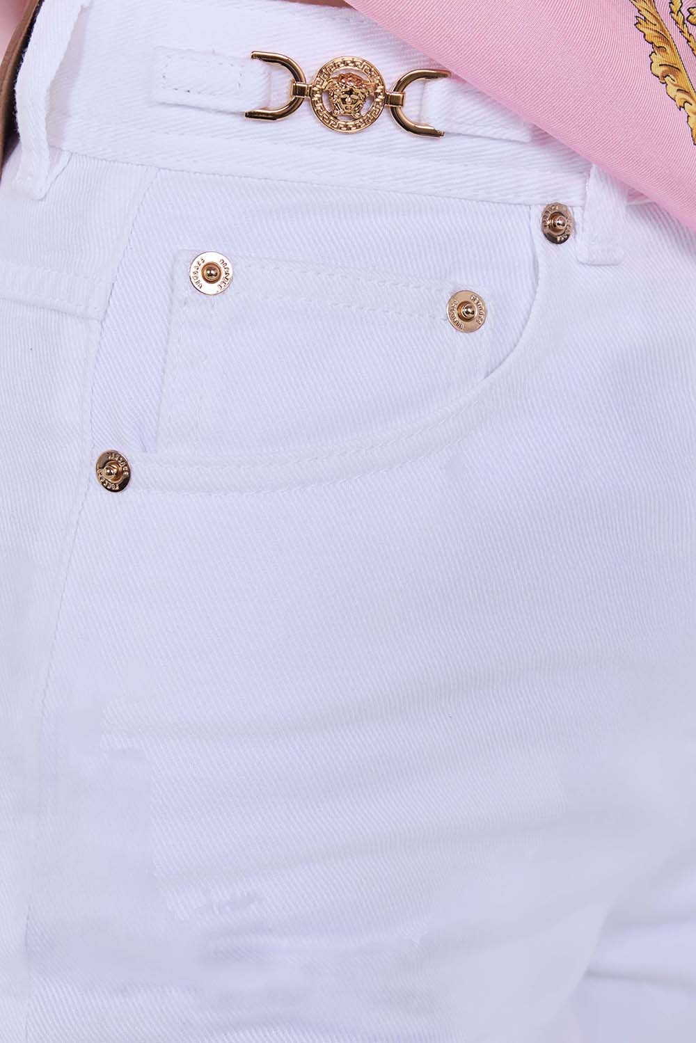 ג'ינס בגזרה ישרה