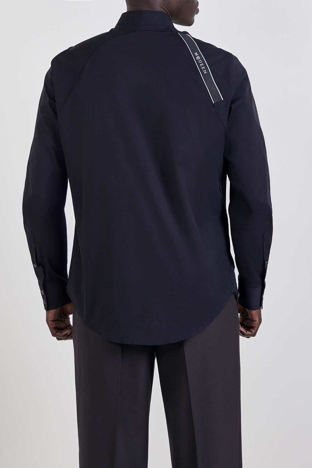 תמונת דוגמן אחורית של חולצת כפתורים ארוכה