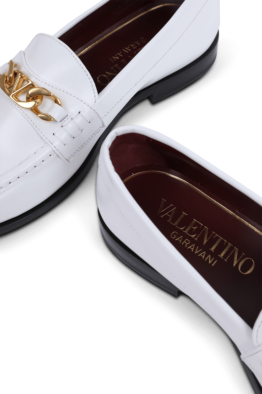 תמונת תקריב של נעלי מוקסין מעור