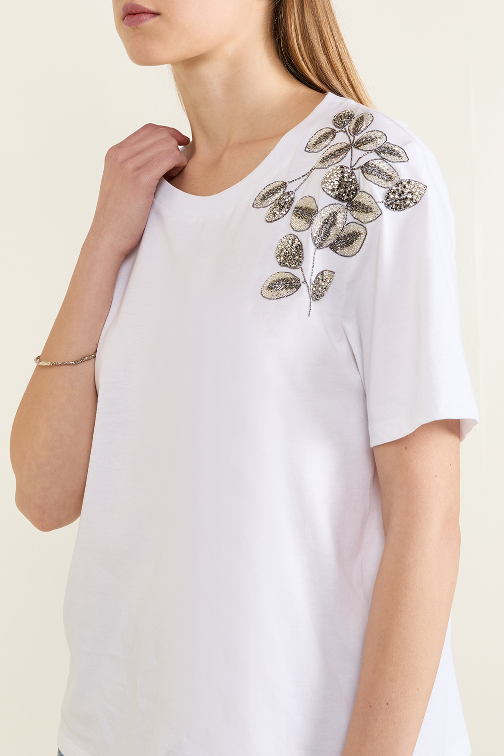 תמונת תקריב דוגמן של חולצה קצרה