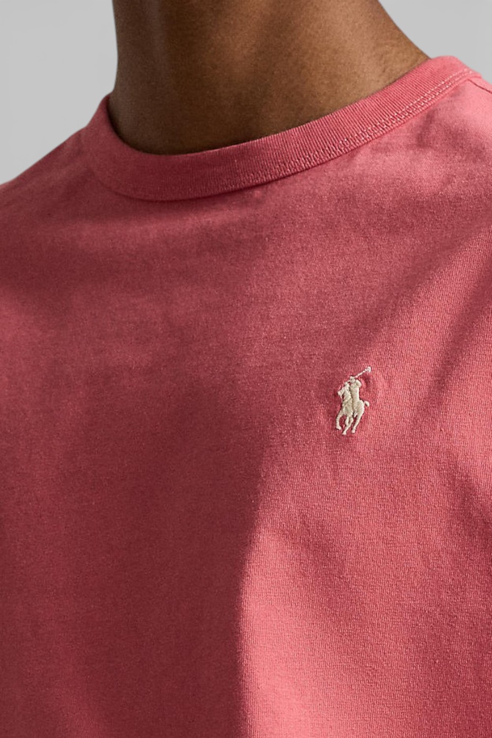 תמונת תקריב דוגמן של חולצת טי