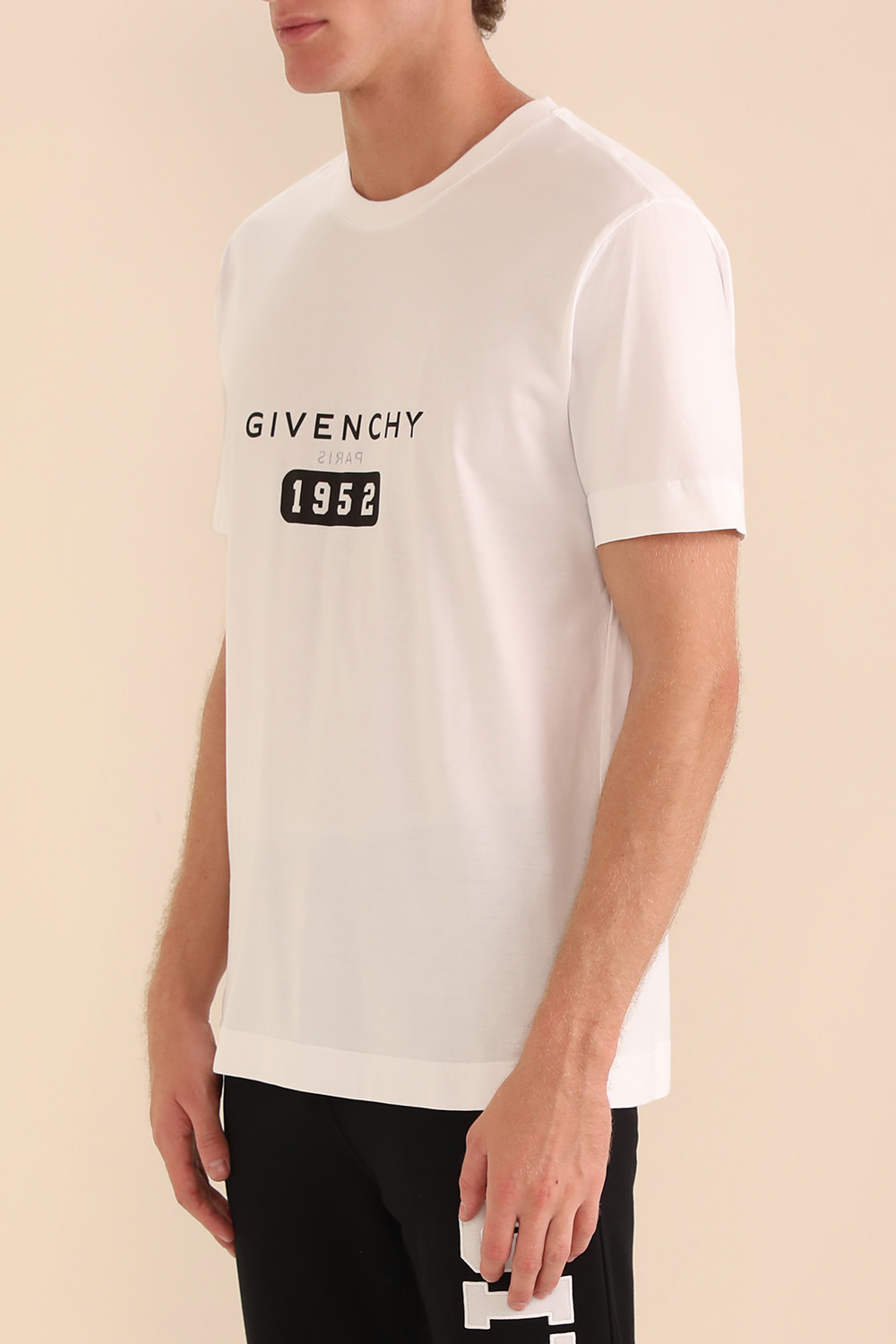 תמונת דוגמן קידמית של חולצת לוגו סלים