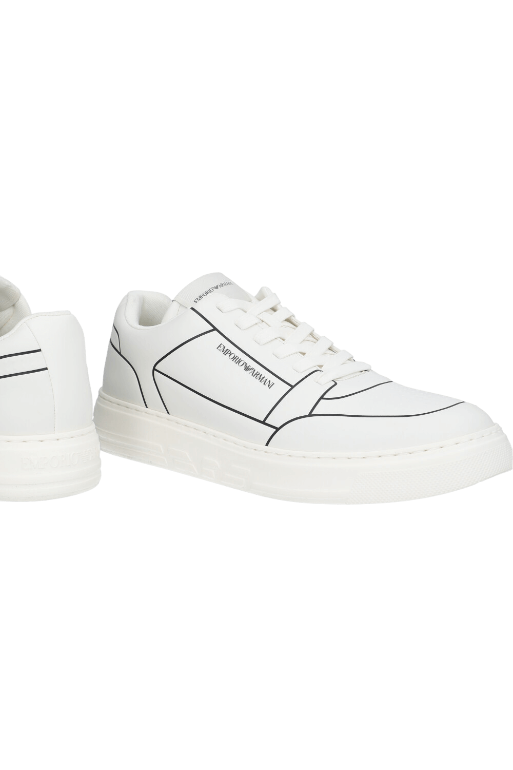 תמונת תקריב של נעלי סניקרס