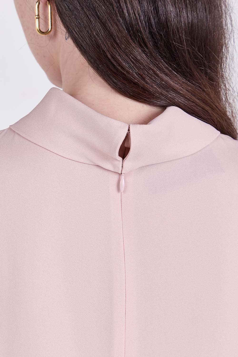 תמונת תקריב דוגמן של חולצת משי