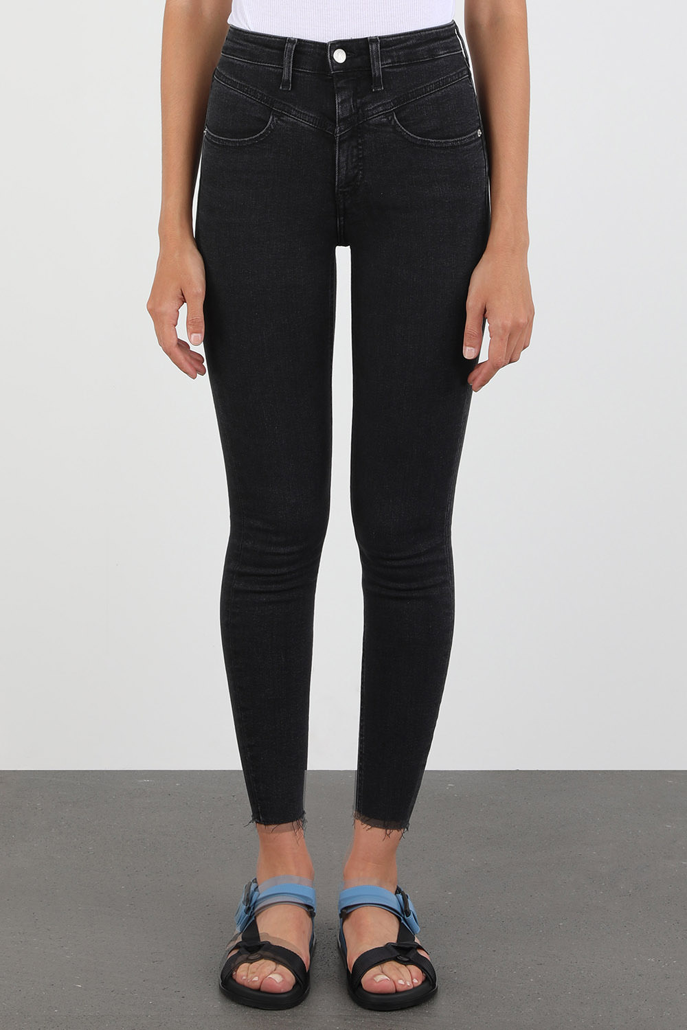 תמונת דוגמן קידמית של High Rise Super Skinny Ankle Jeans in Black Wash