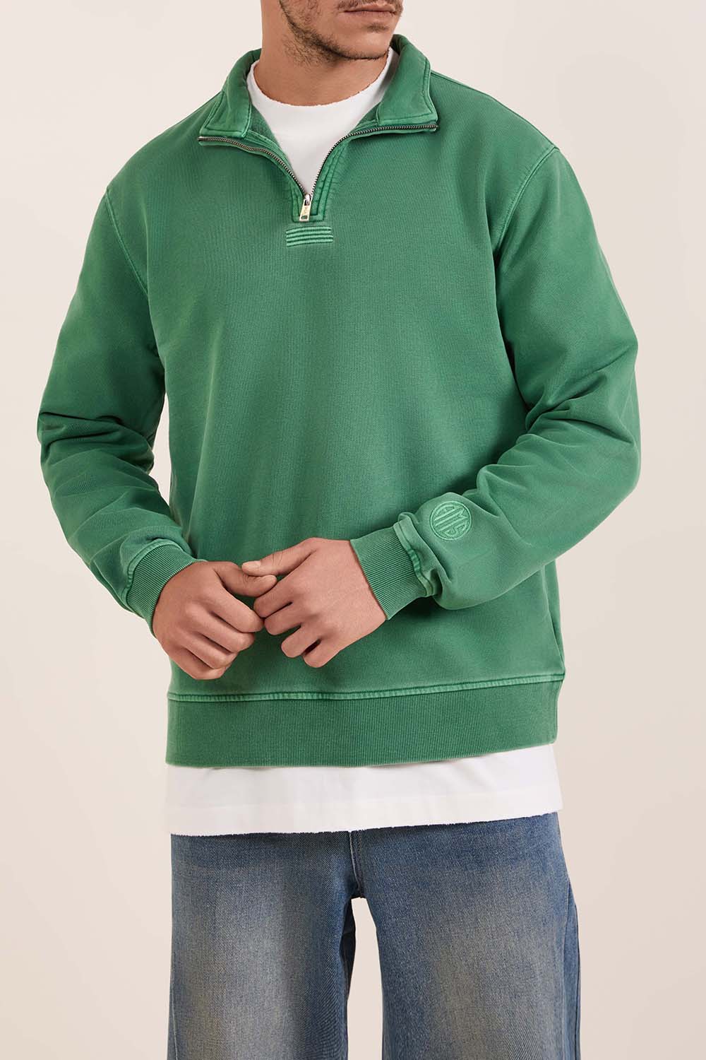 תמונת דוגמן קידמית של סווטשירט עם רוכסן