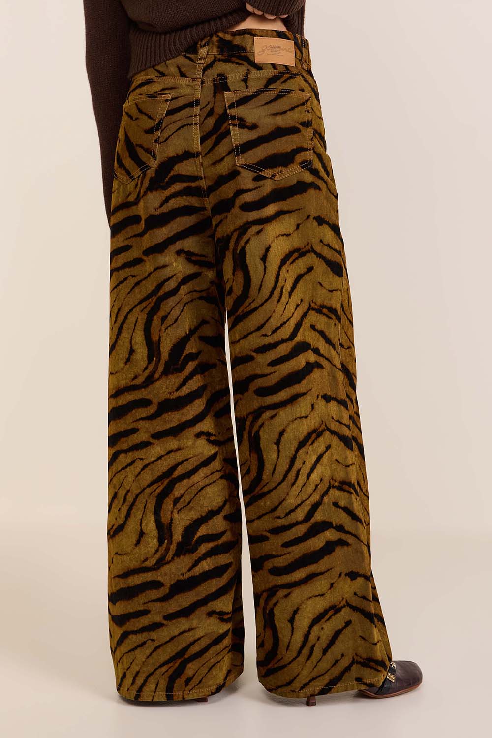תמונת דוגמן אחורית של מכנסי ג'ינס בהדפס טייגר פלוק
