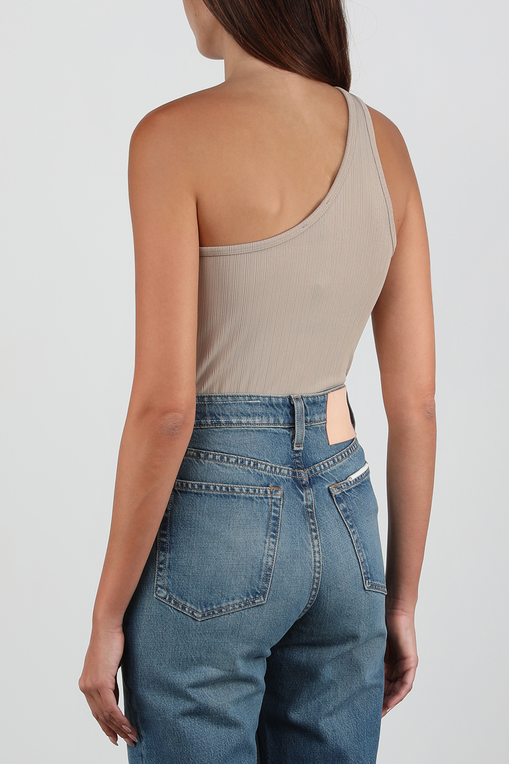 תמונת דוגמן אחורית של גופיית זואי א-סימטרית