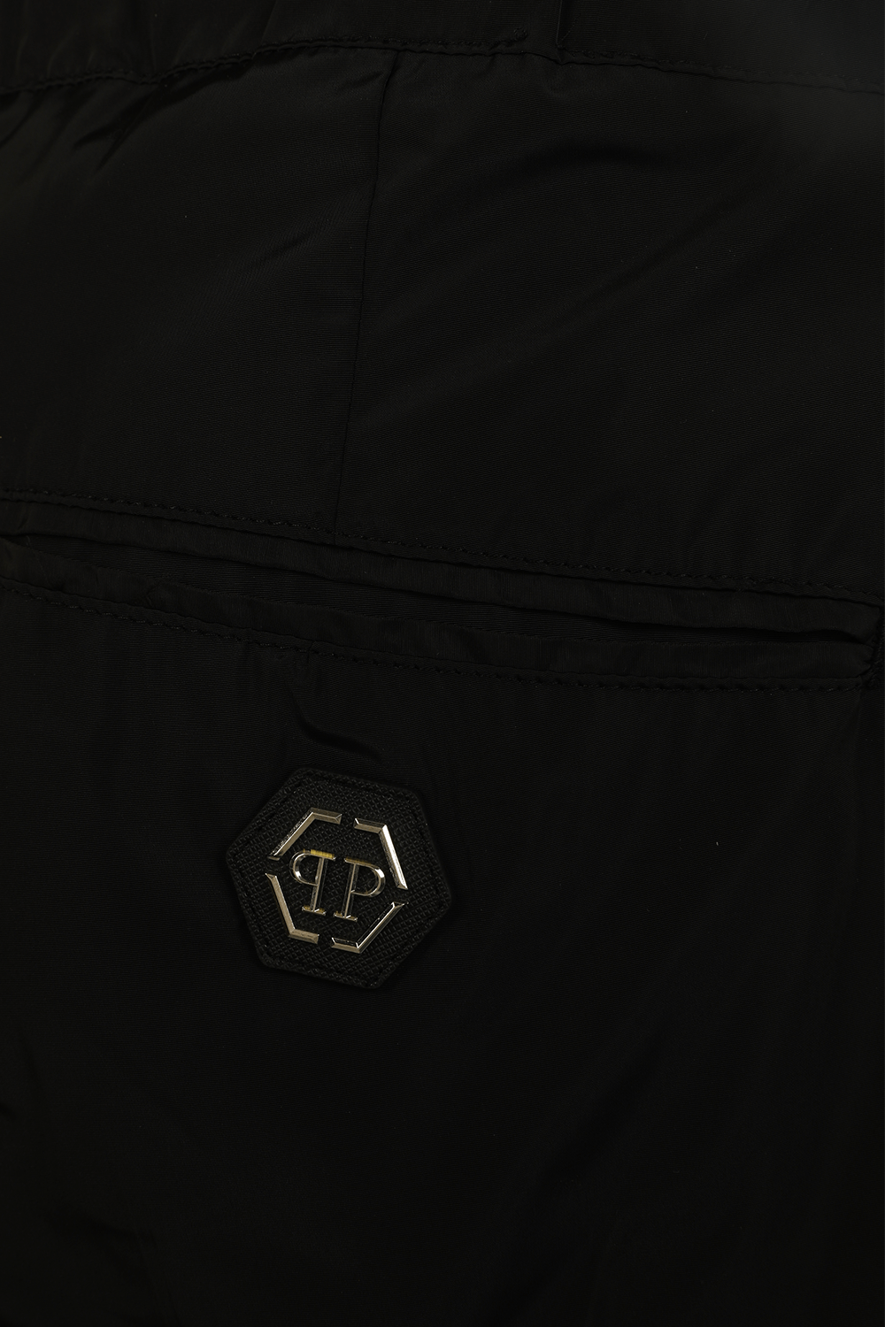 תמונה אחורית של מכנסי צ'ינו אורבניים עם כיסים מרוכסנים