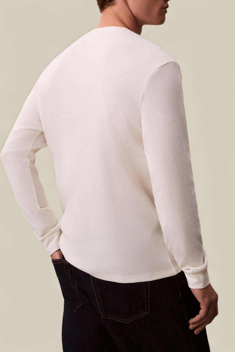 תמונת דוגמן אחורית של חולצת טי