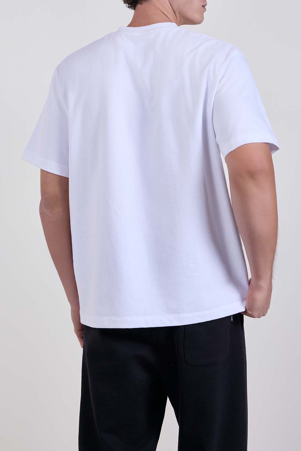 תמונת דוגמן אחורית של חולצת טי בגזרה מרובעת