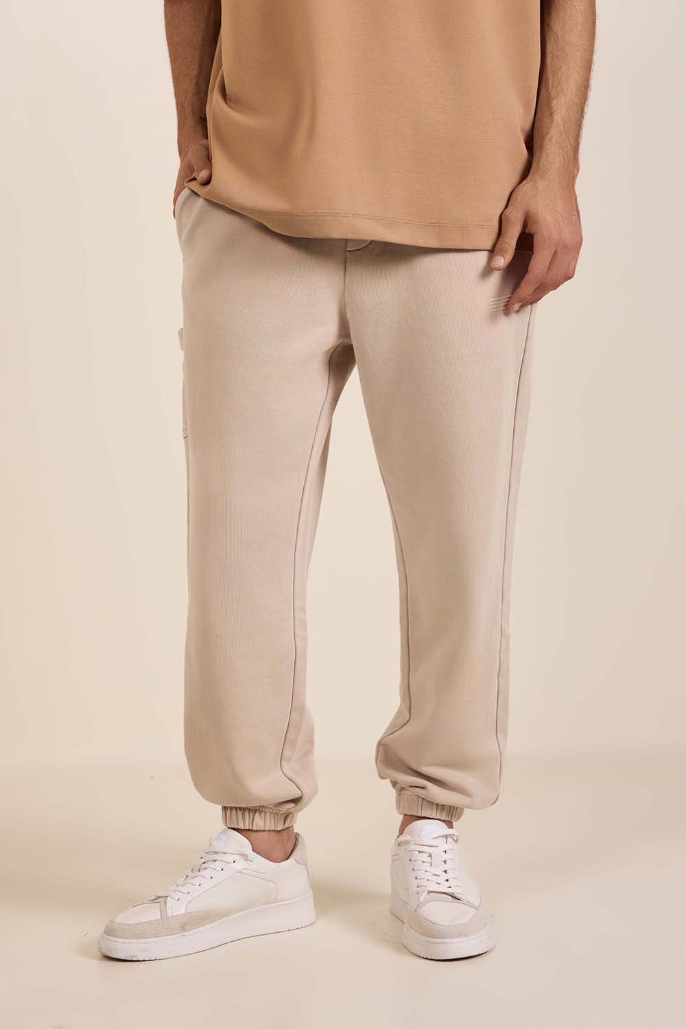 תמונת דוגמן קידמית של מכנסי ג'וג