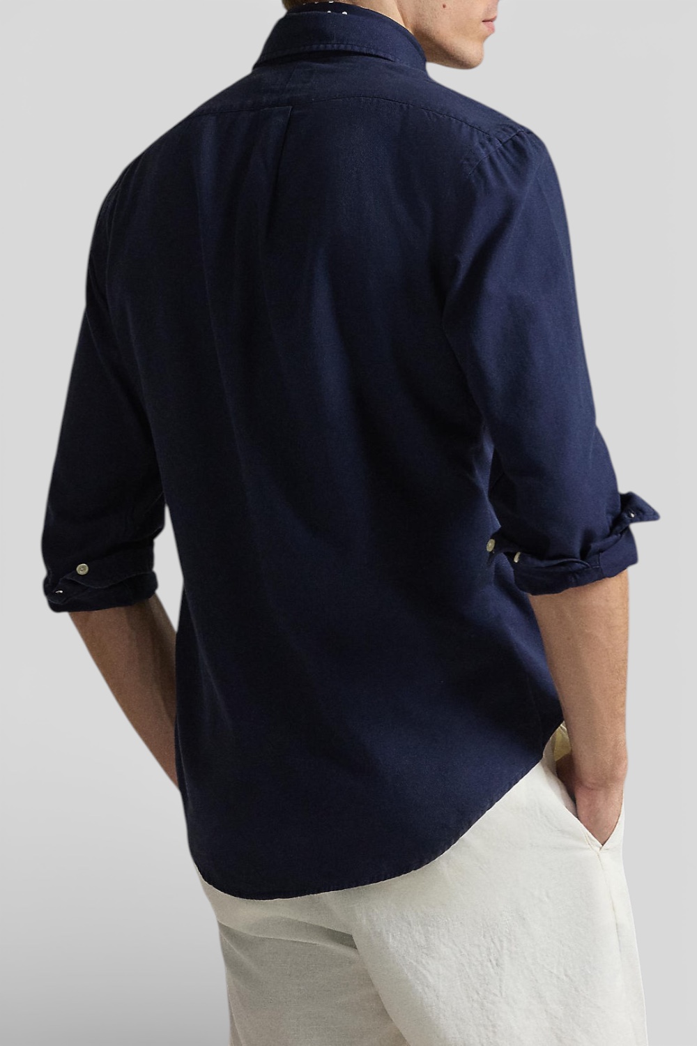 תמונת דוגמן אחורית של חולצה מכופתרת