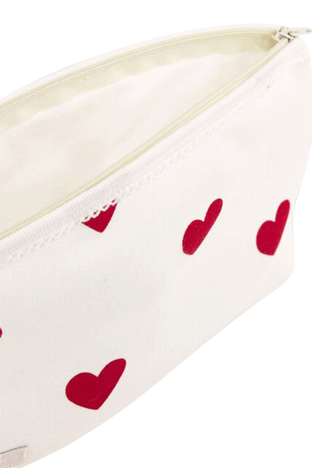 תמונת תקריב של תיק קטן עם הדפס לבבות באדום ולבן