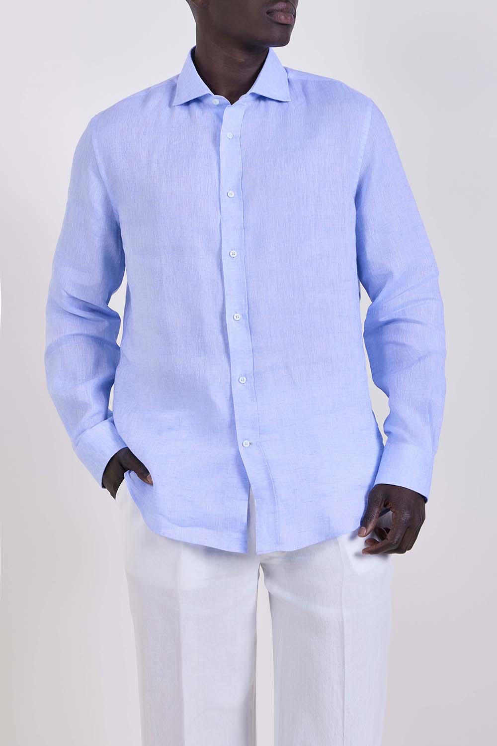 תמונת דוגמן קידמית של חולצה מכופתרת בגזרה משוחררת