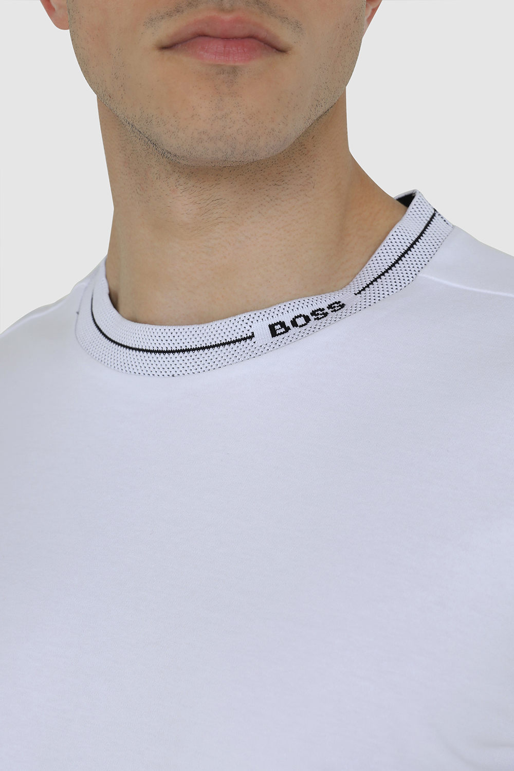 תמונת תקריב דוגמן של חולצת טי