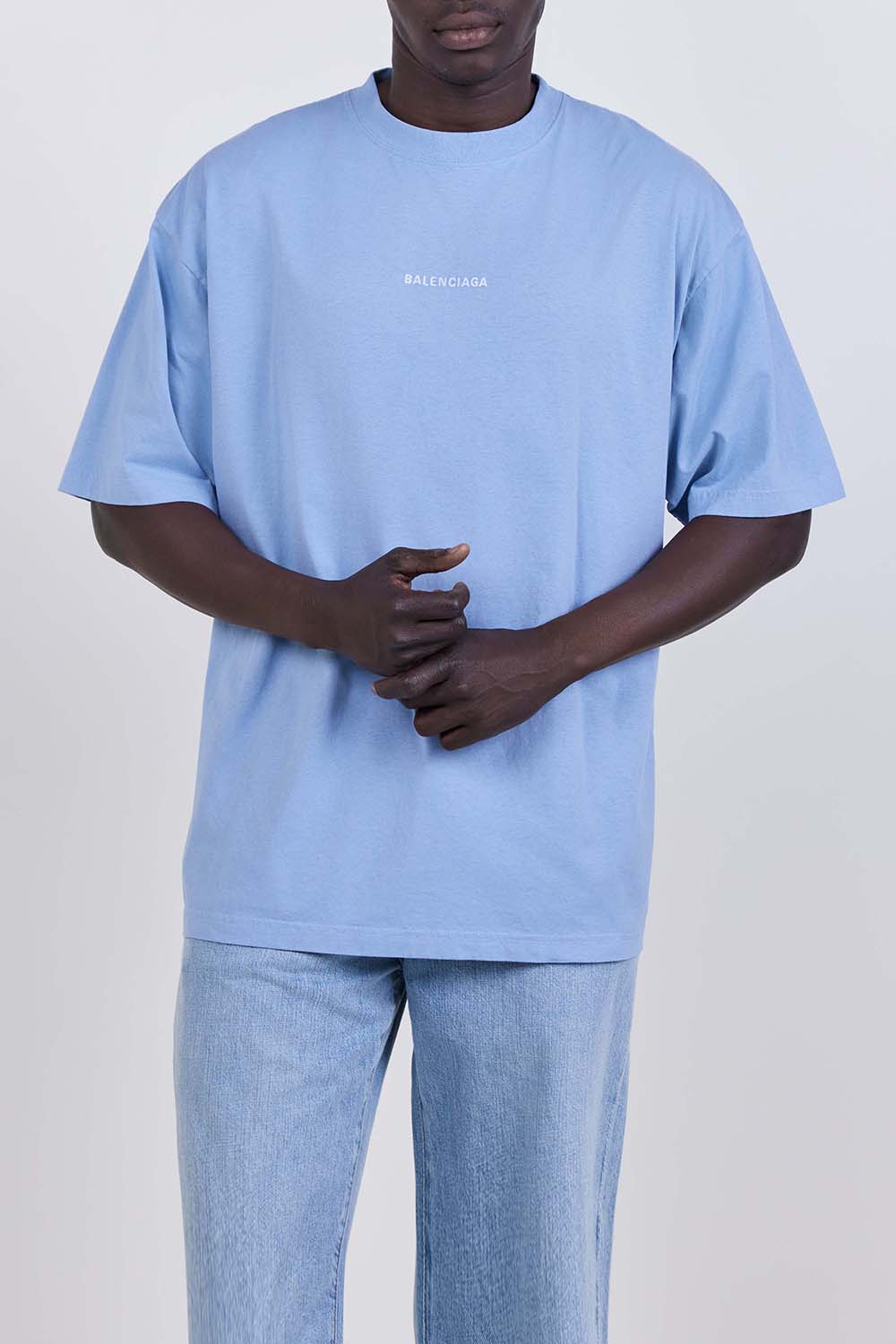 תמונת דוגמן קידמית של חולצת טי בגזרה משוחררת