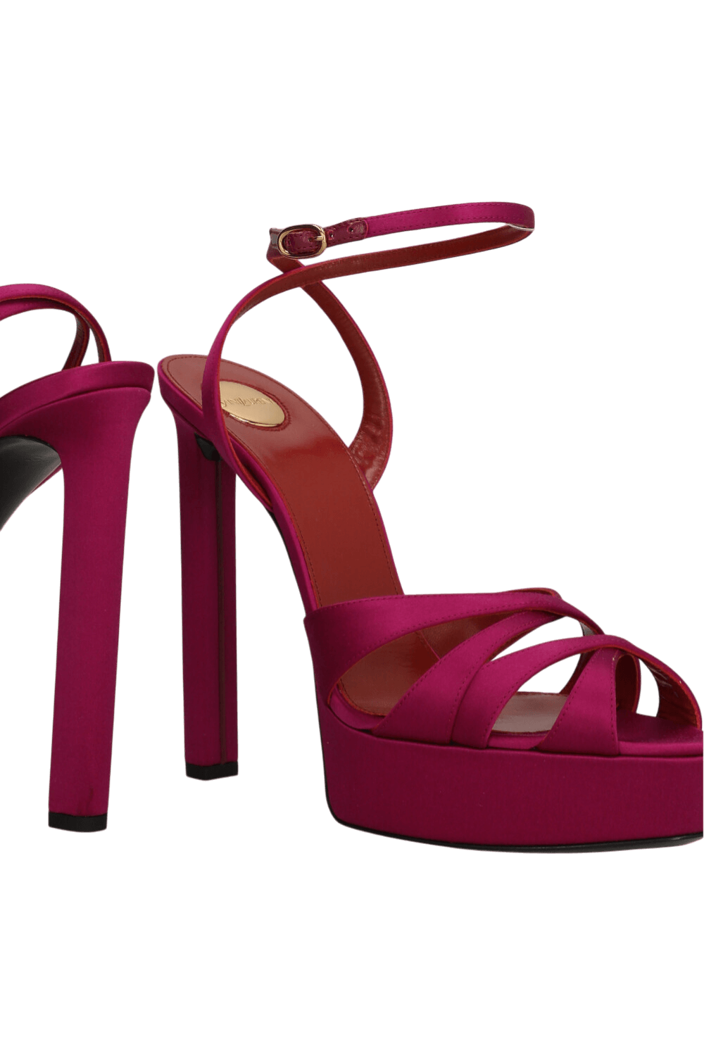 תמונת תקריב של סנדלי פלטפורמה