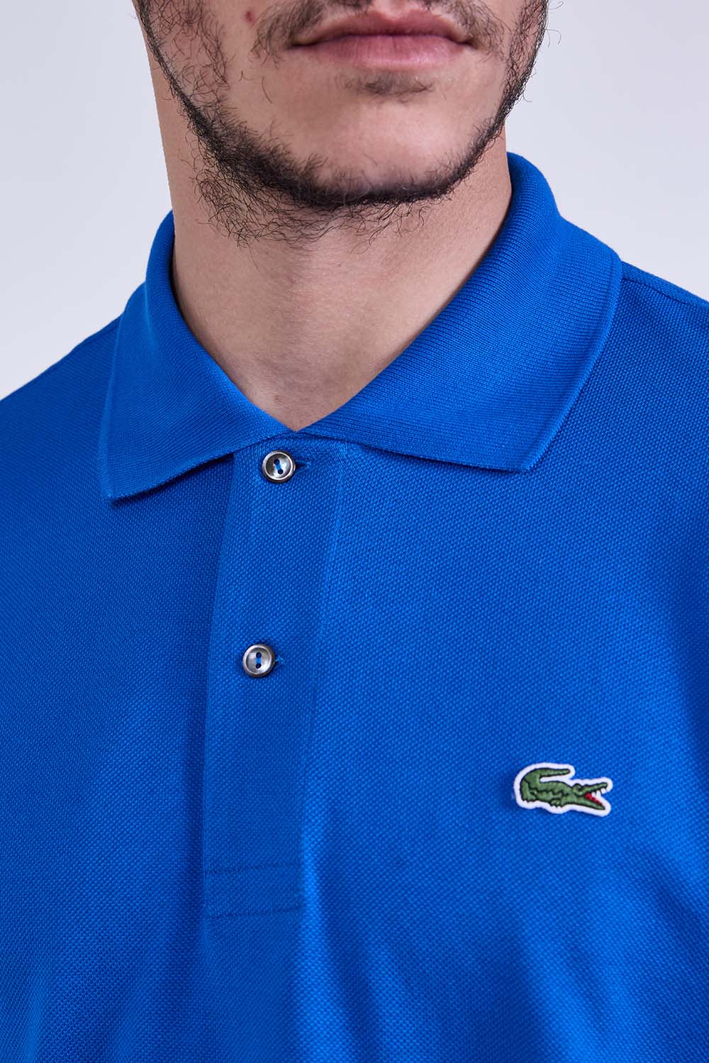 תמונת תקריב דוגמן של חולצת פולו