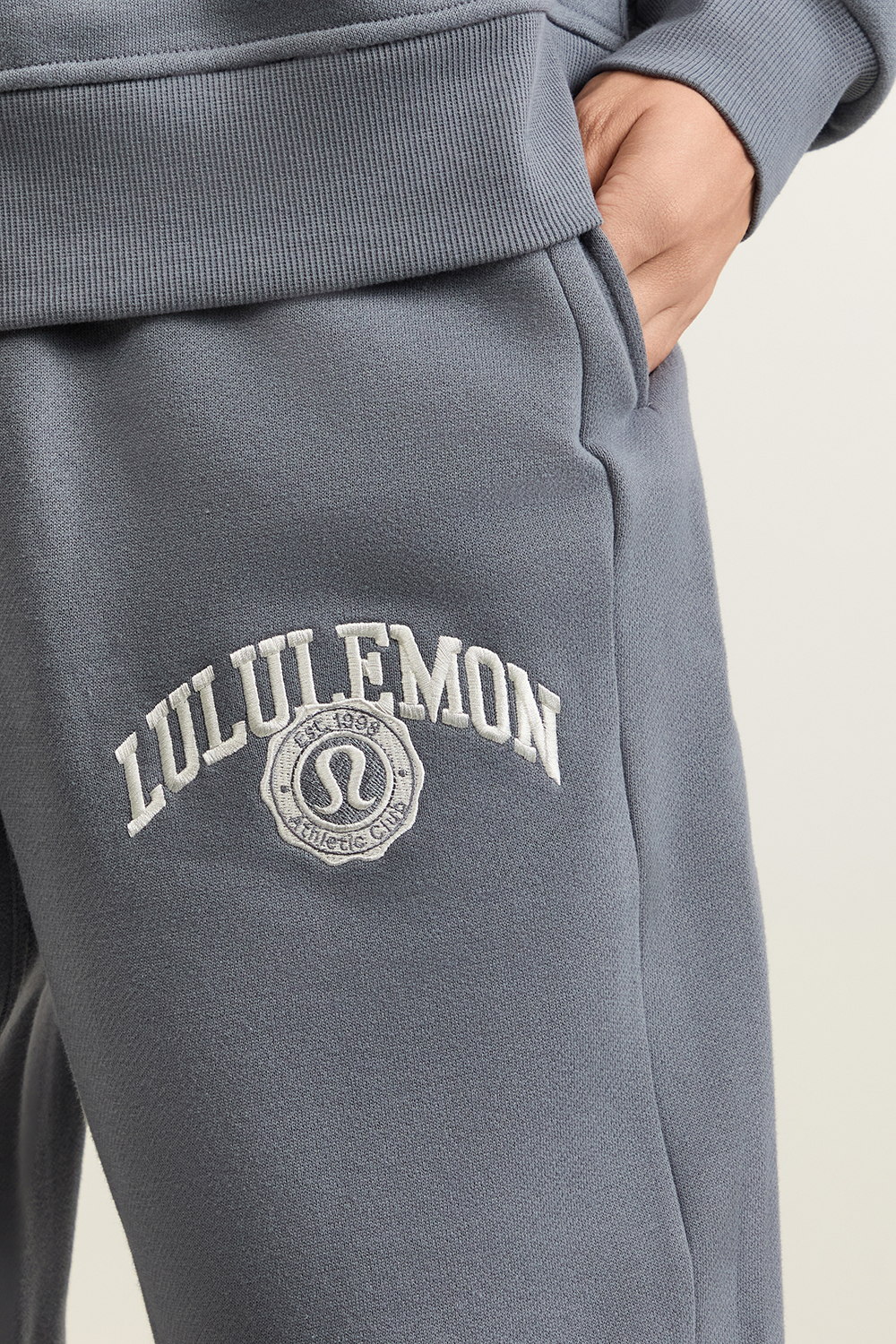 תמונת תקריב דוגמן של Scuba Mid-Rise Oversized Jogger Graphic