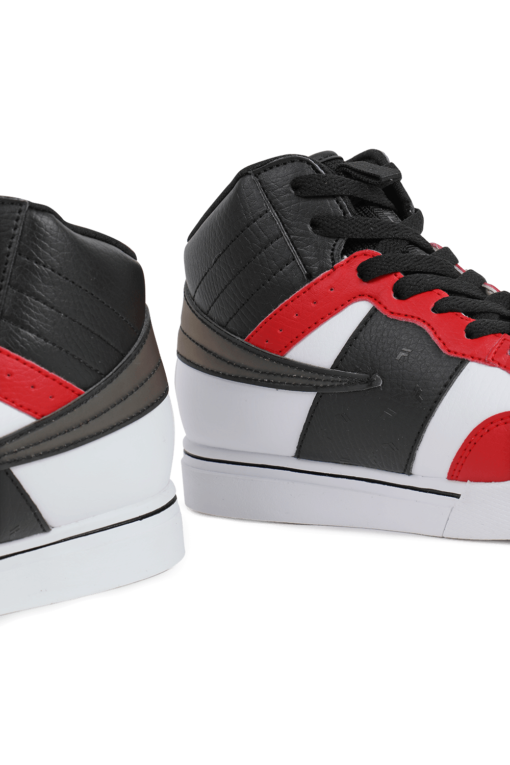 תמונת תקריב של מידות 30-37 נעלי כדורסל בגווני שחור, אדום ולבן